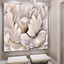 Load image into Gallery viewer, Showy flower